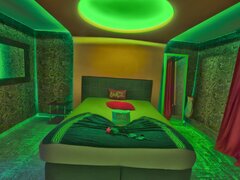 Fete 18+ cu aspect fizic