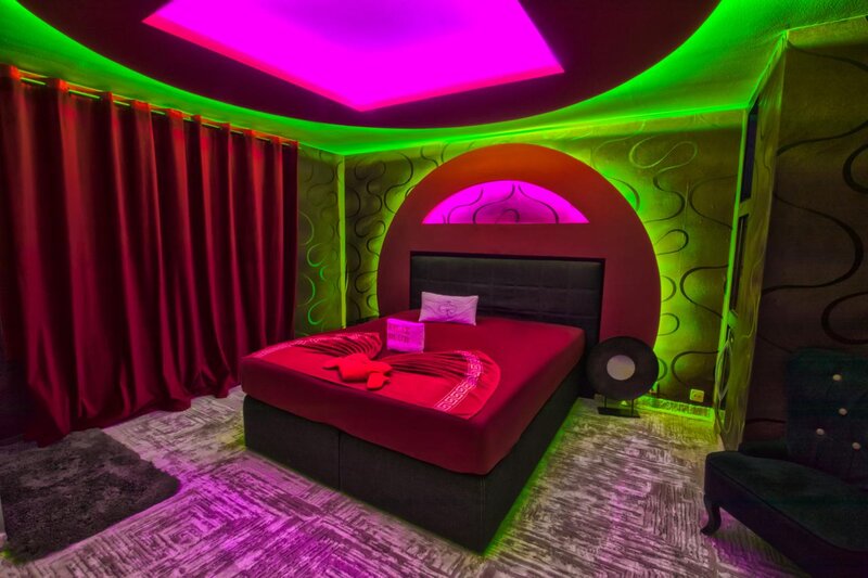 Fete 18+ cu aspect fizic.