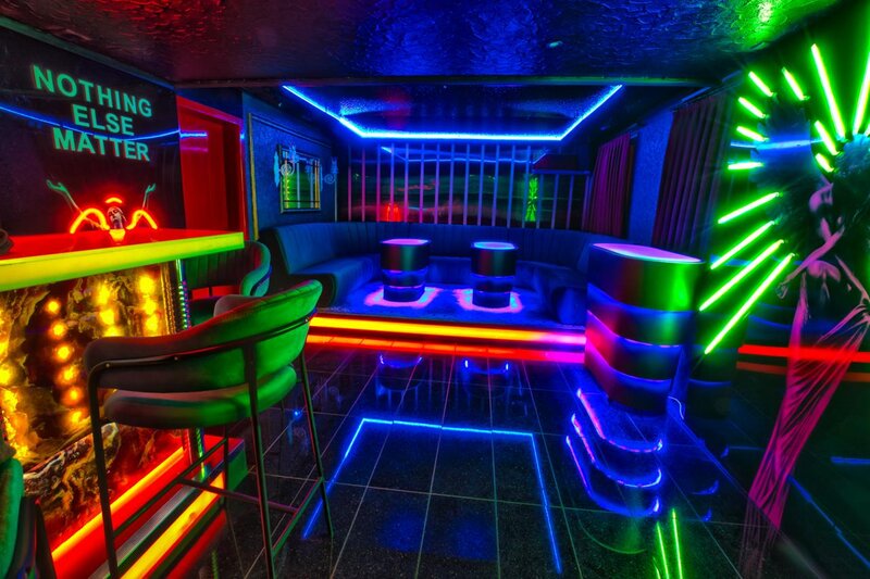 Fete 18+ cu aspect fizic.