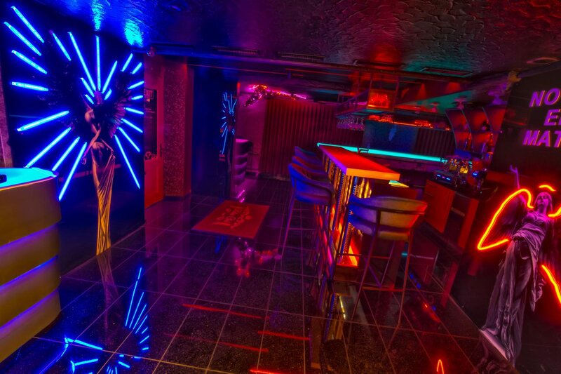 Fete 18+ cu aspect fizic.