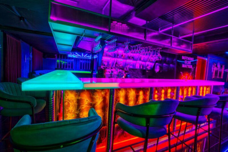 Fete 18+ cu aspect fizic.