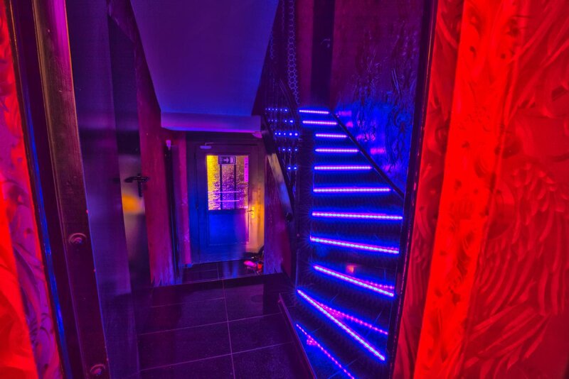 Fete 18+ cu aspect fizic.