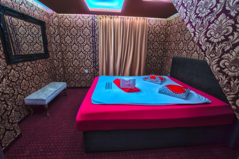 Fete 18+ cu aspect fizic.