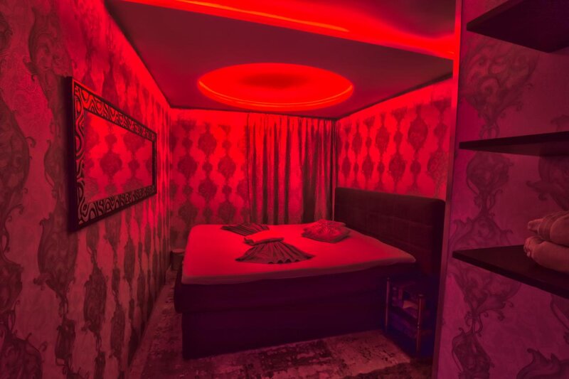 Fete 18+ cu aspect fizic.