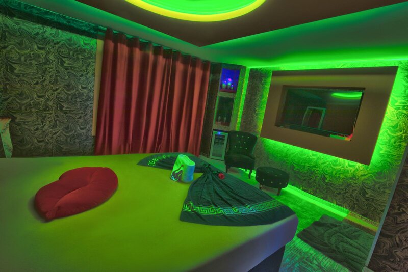 Fete 18+ cu aspect fizic.