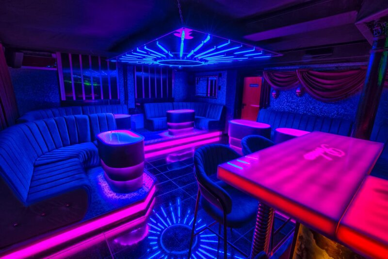 Fete 18+ cu aspect fizic.