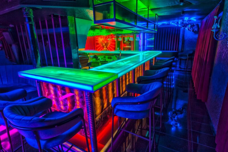 Fete 18+ cu aspect fizic.