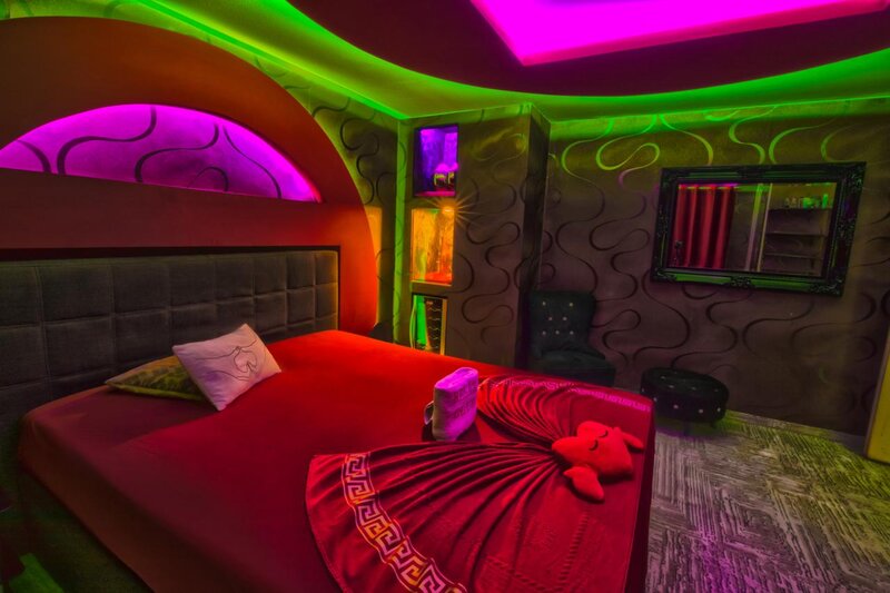 Fete 18+ cu aspect fizic.