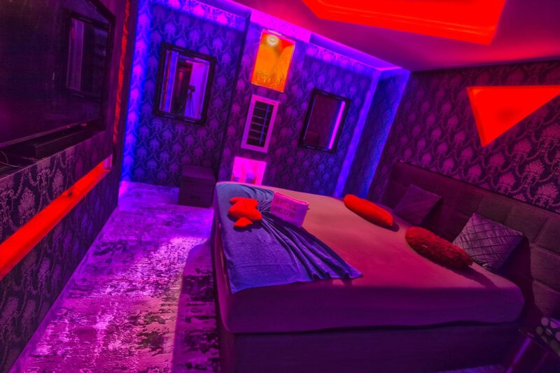 Fete 18+ cu aspect fizic.